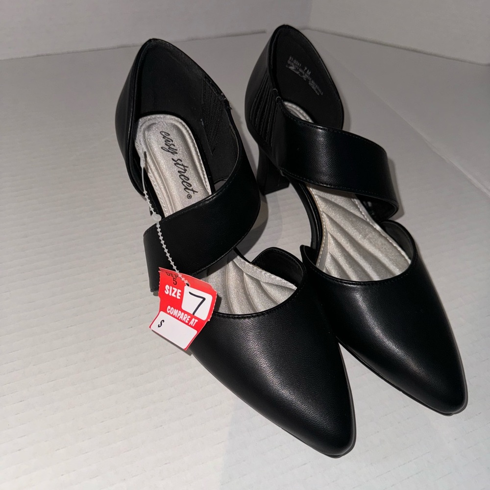 Size 7 women’s, black dashing Easy Street heal.